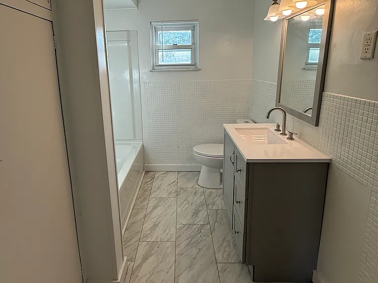 1005 Victoria Ave — Photo 16