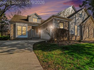 39700 Muirfield Ln, Northville, MI