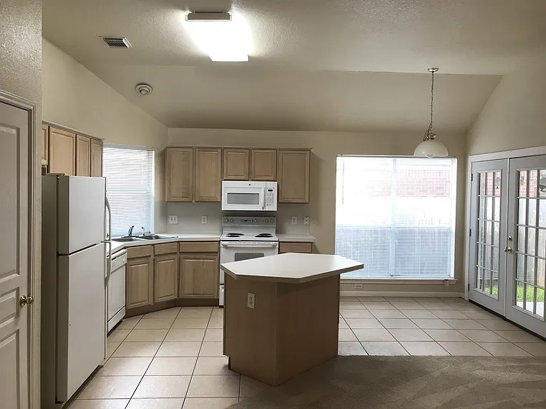 2520 Crested Hts — Photo 6