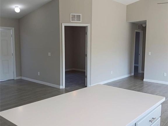 3rd image of 740 Foxtail St E