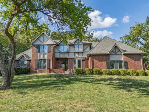 8303 Bridle Dale Cir, Lenexa, KS 66220
