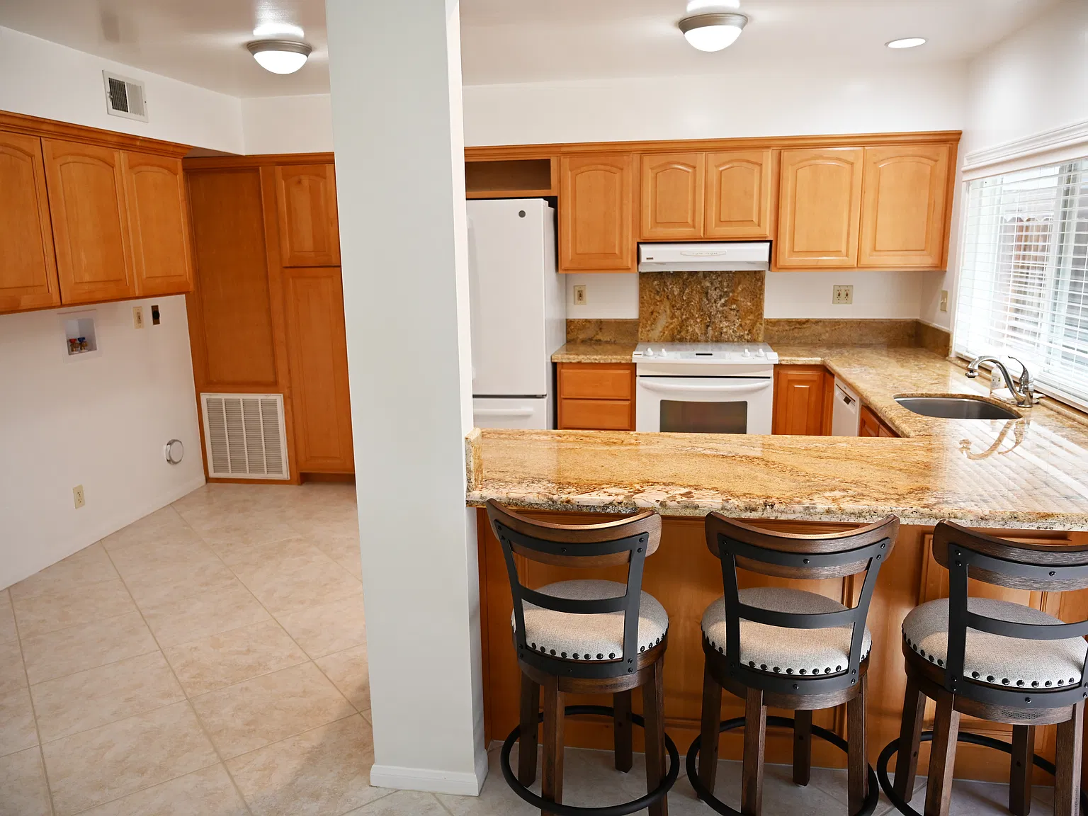 3 bed, 1600 sqft, $4,800 — Photo 1