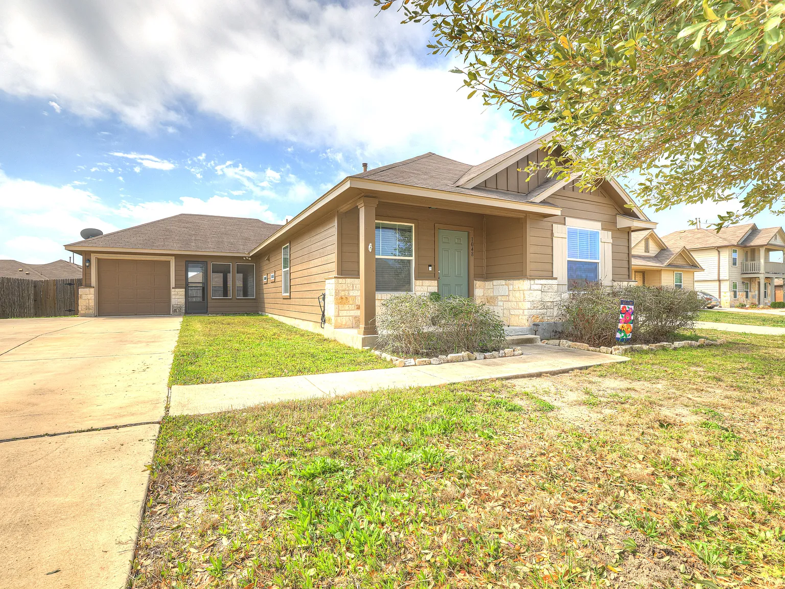 3 bed, 1220 sqft, $1,776 — Photo 2