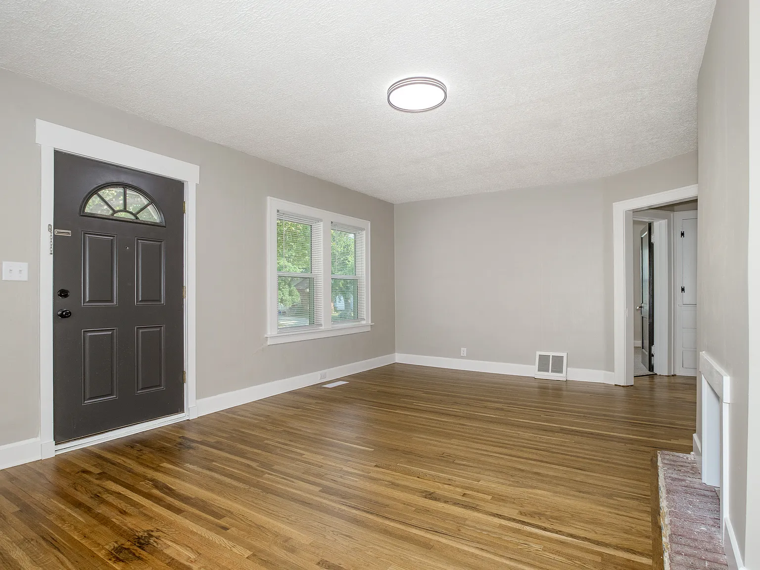3 bed, 1.5 bath, 1250 sqft, $1,350 — Photo 3