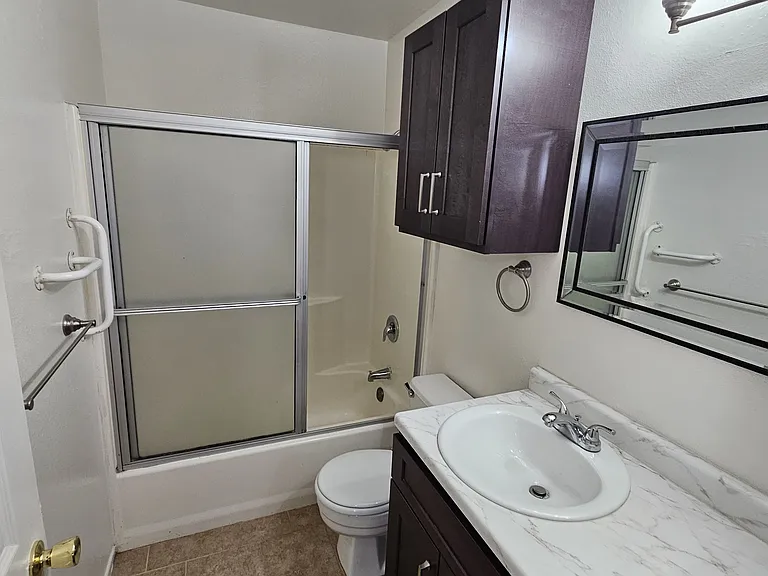 221 Lincoln Ave — Photo 9