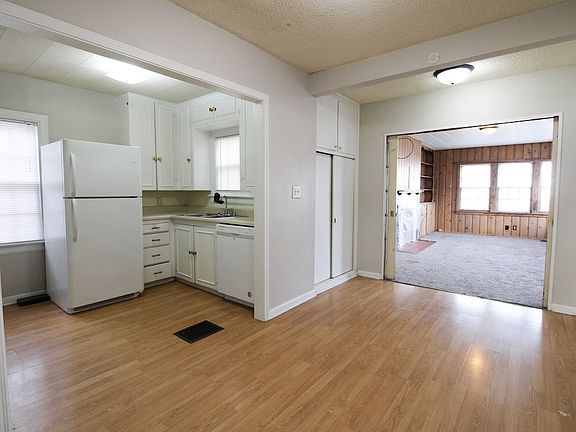 4th image of 821 S 11th St