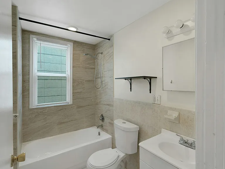 496 21st St #2 — Photo 9