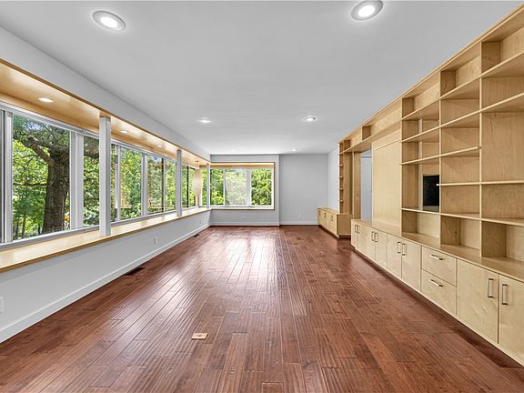 2nd image of 524 W Prospect St