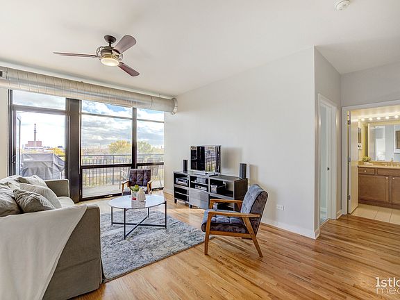 4th image of 1071 W 15th St Unit 402