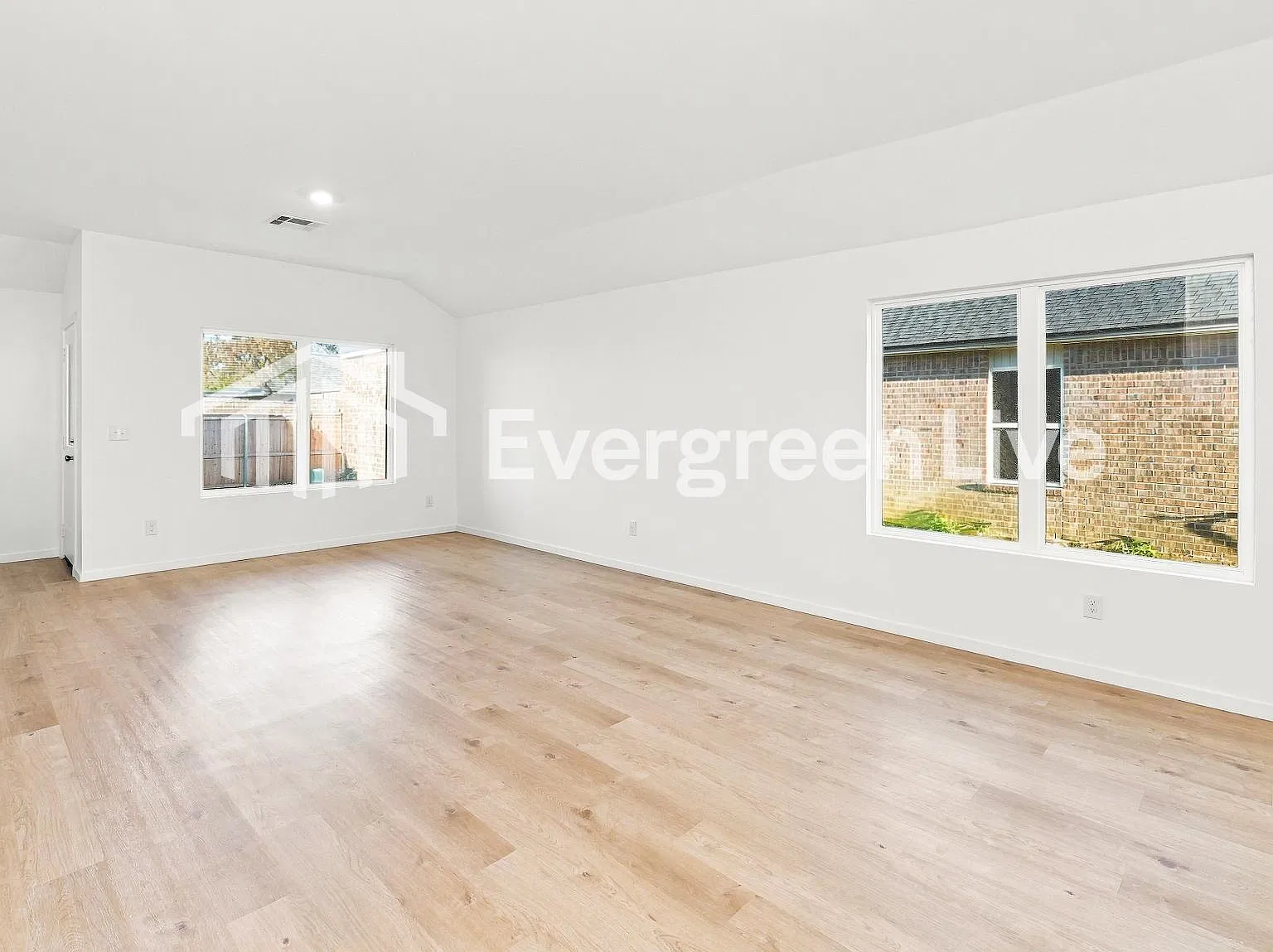 3 bed, 2.0 bath, 1402 sqft, $1,555 — Photo 3