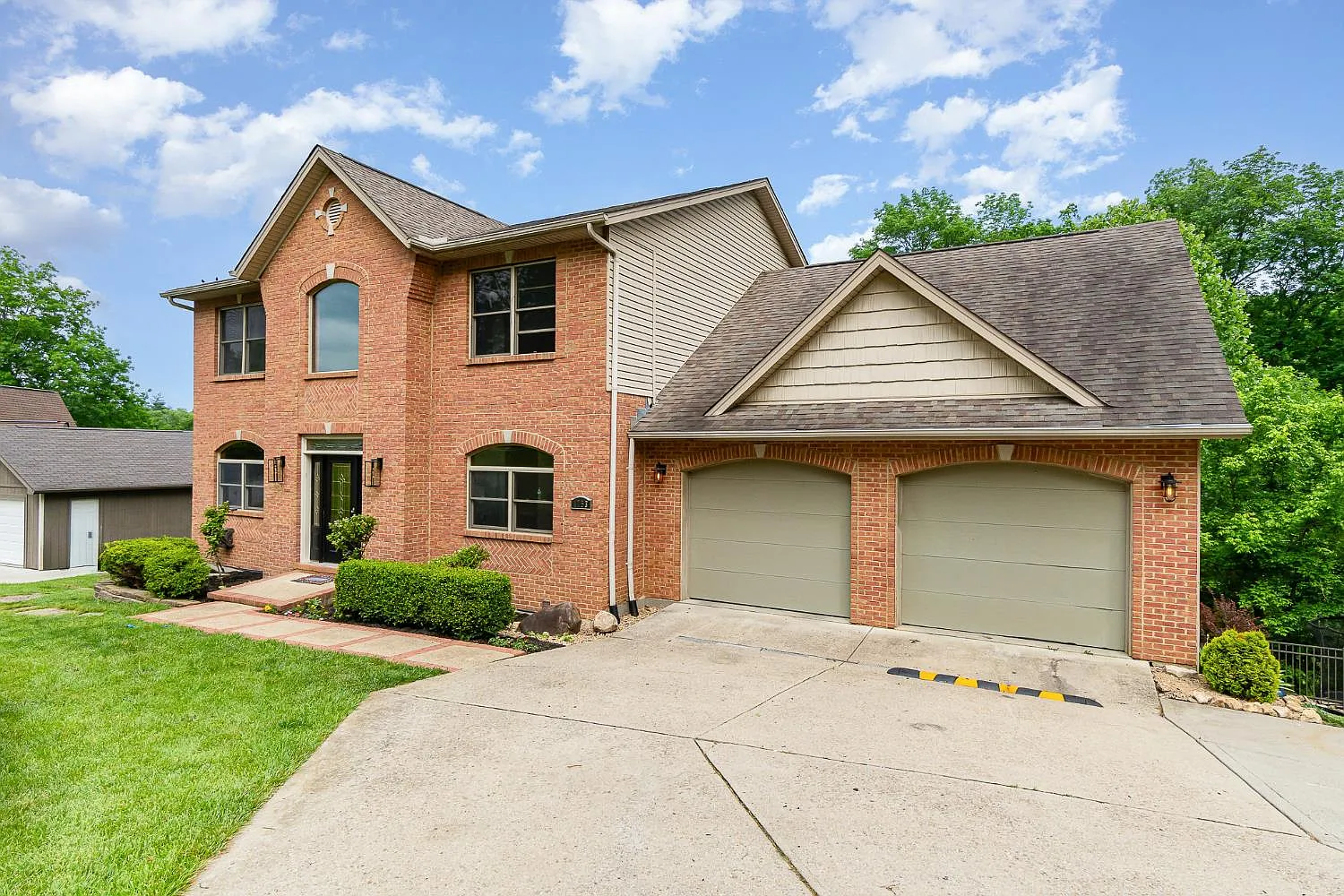 5 bed, 3.5 bath, 3263 sqft, $3,900 — Photo 2