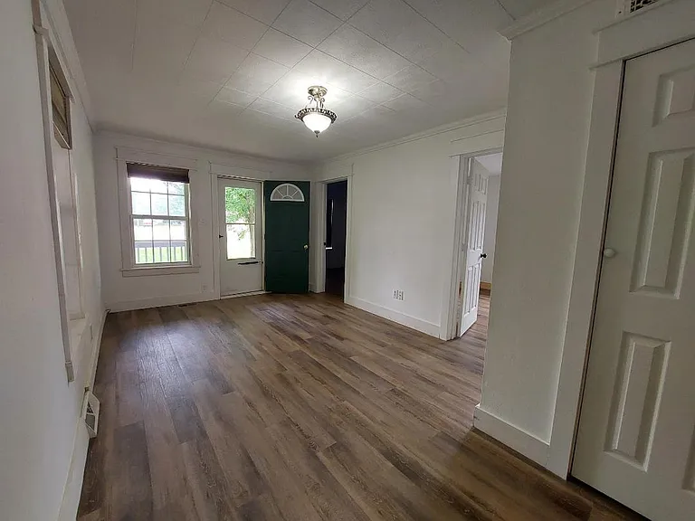 609 E Seminary St — Photo 6