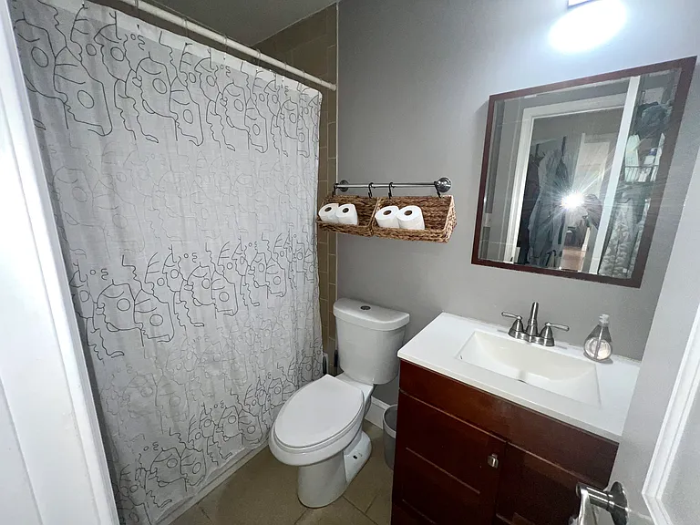 Third bedroom's en-suite bathroom.