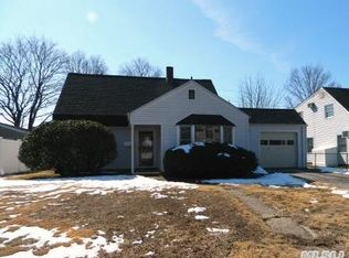 32 Lilac Ln, Levittown, NY 11756