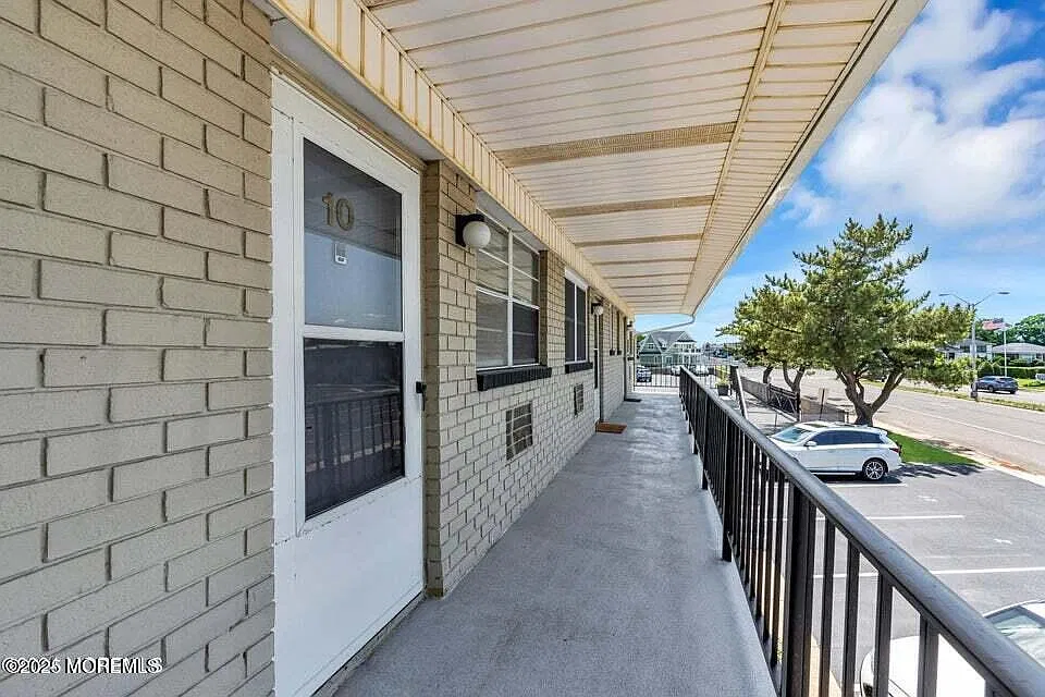 455 Ocean Blvd — Photo 2