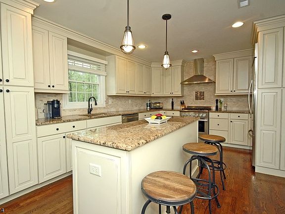 5th image of 5 Knollwood Dr