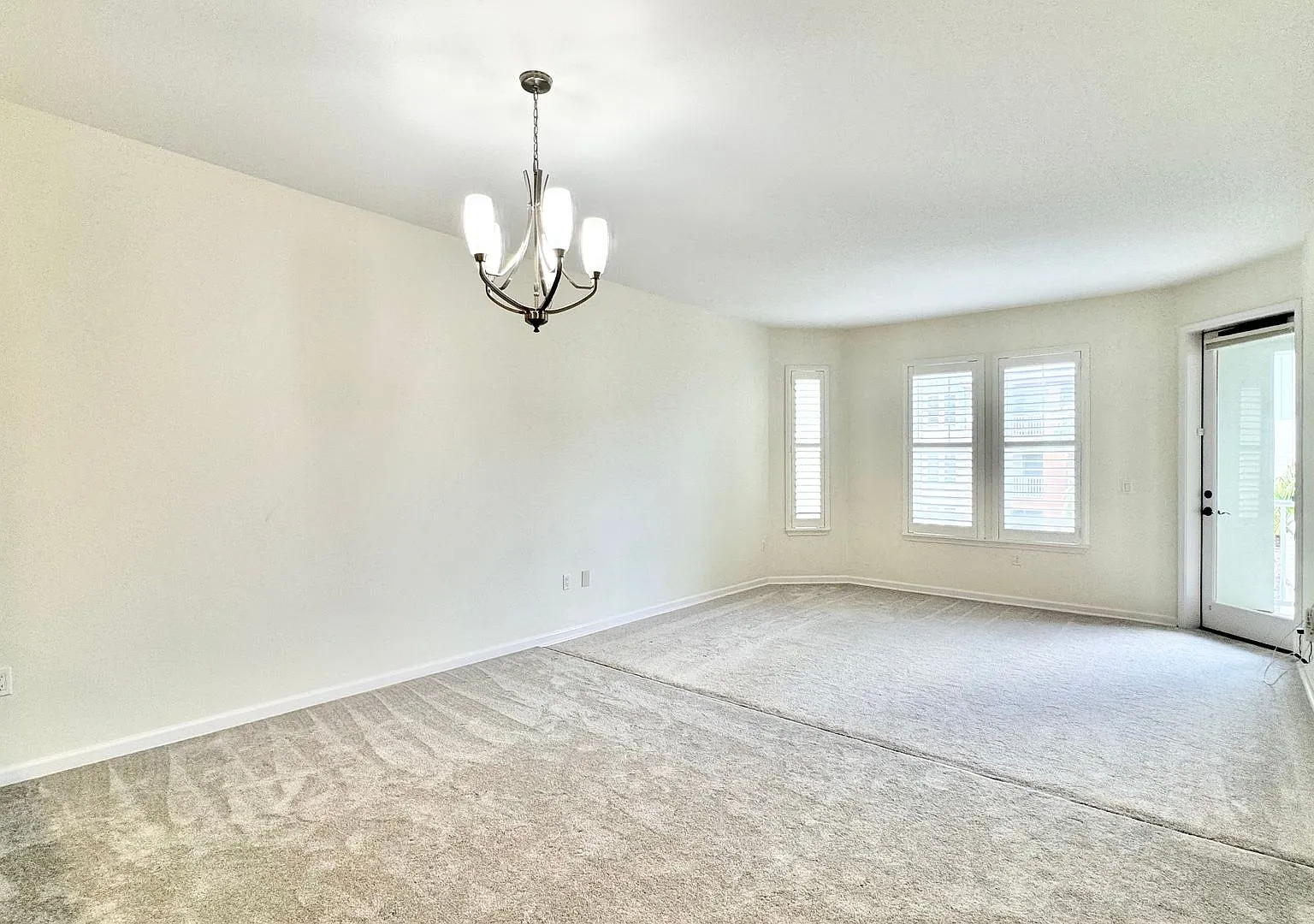 Rarely Available 2 Bd/2ba Condo Unit With 2 Parking Stalls - Colony At The Peninsula — Photo 3