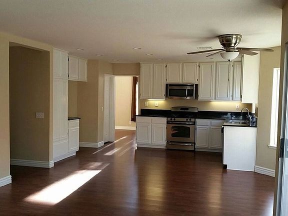 Kitchen w/Walk in Pantry