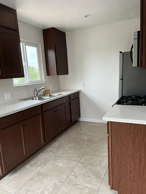 2 bed, 700 sqft, $2,300 — Photo 2