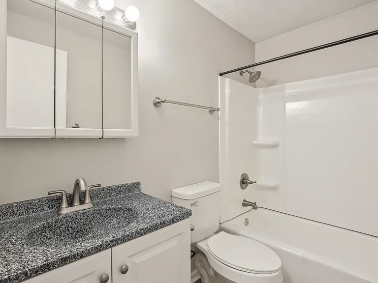 8519 Parallel Pkwy — Photo 18