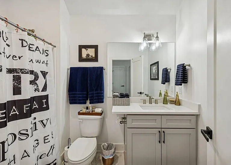 Full bathroom on floor 3