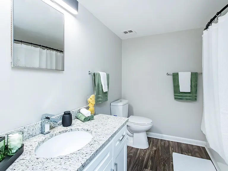 Silverstone Apartments — Photo 16