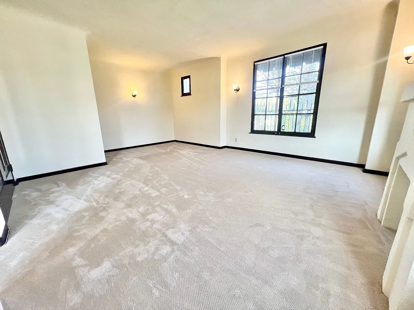 Charming Vintage 1BD/1BA Upstairs Corner Unit Near 7th Street | On-Site Laundry — Photo 2