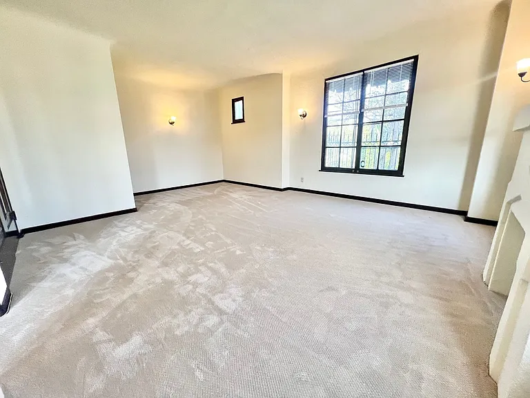 Charming Vintage 1BD/1BA Upstairs Corner Unit Near 7th Street | On-Site Laundry — Photo 2
