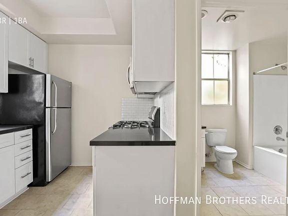 5th image of 1563 S Barrington Ave #212