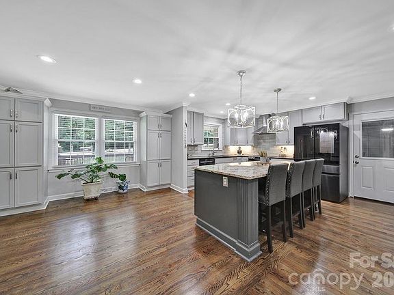 5th image of 926 Meadow Lakes Rd