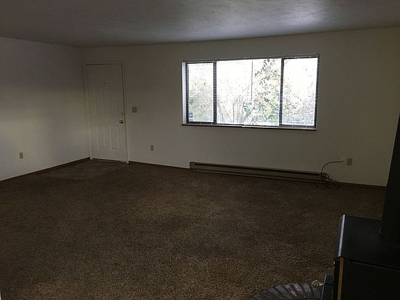 2nd image of 323 E Queen Ave #323