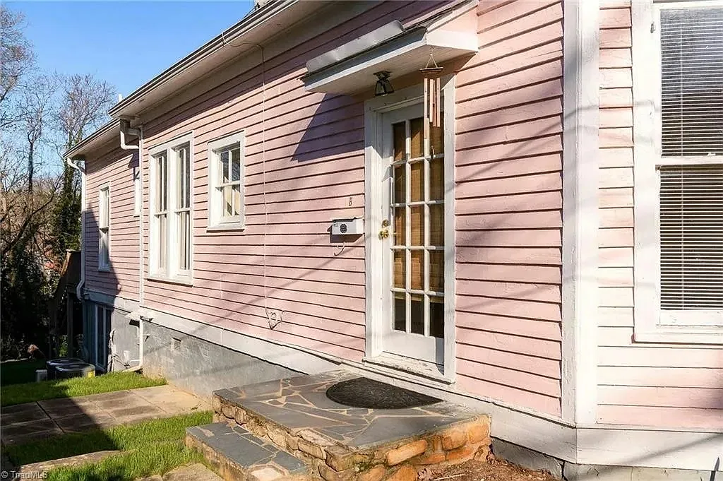 118 N Poplar St — Photo 3