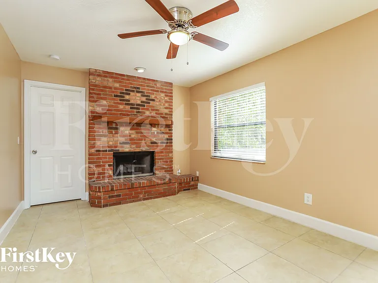 988 Glenview Cir — Photo 3