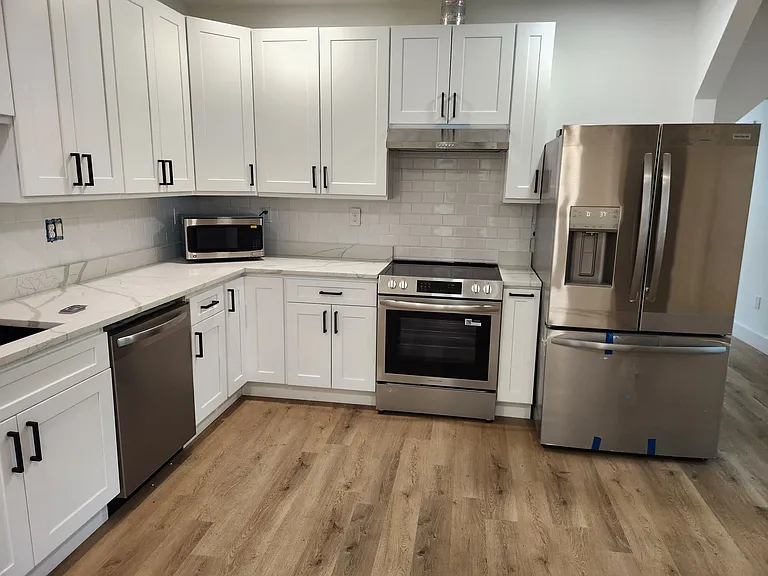 422 W 42nd St — Photo 18