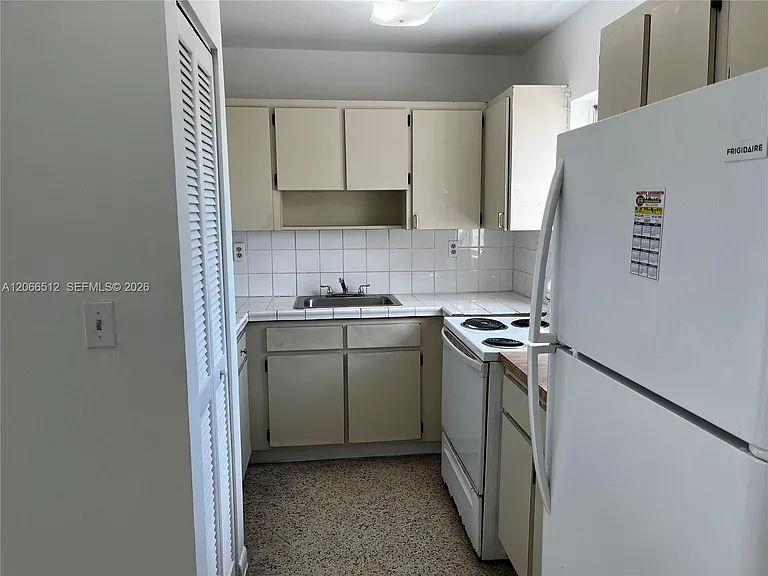 928 SW 30th Ave #3 — Photo 6