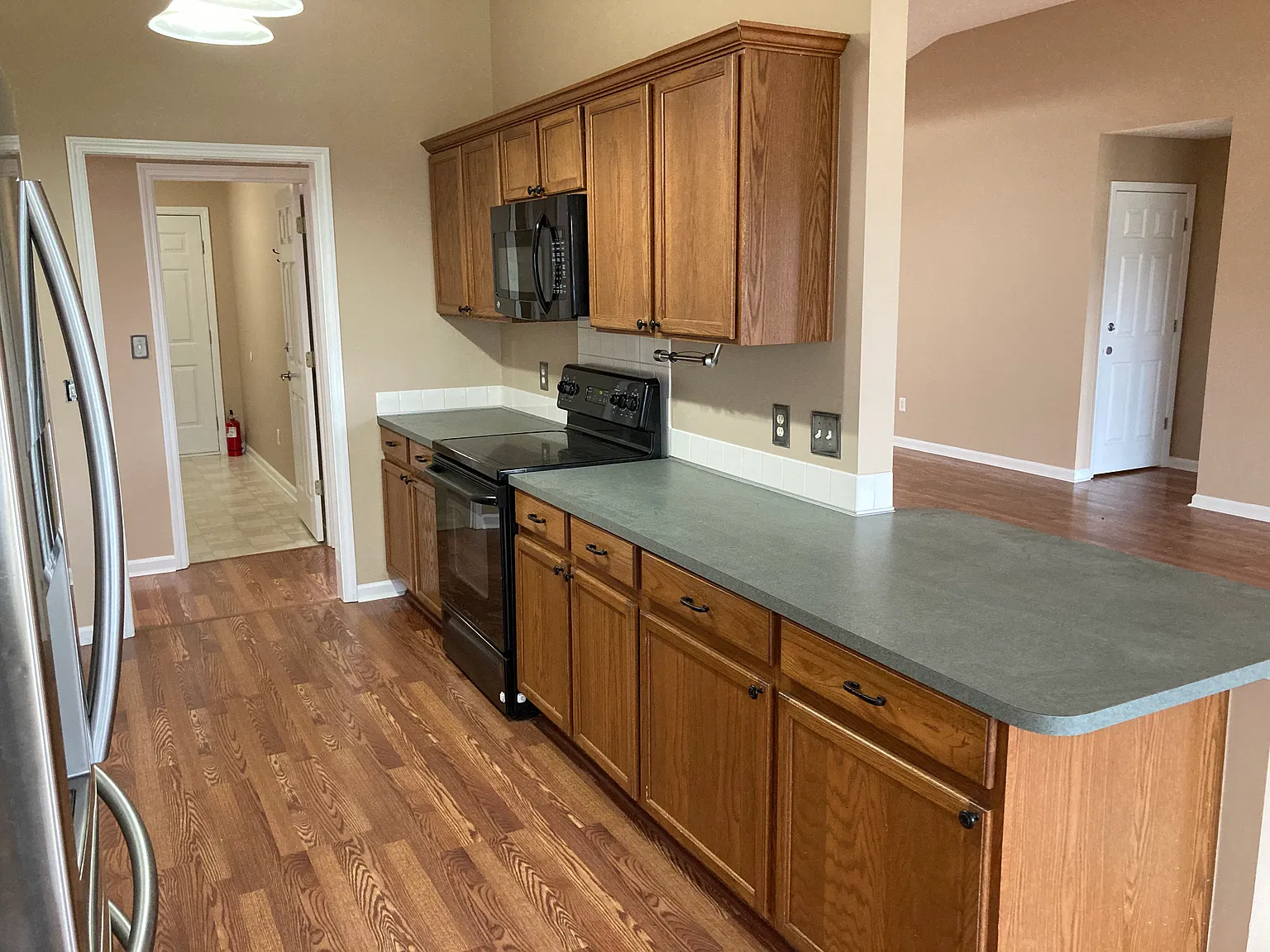 3 bed, 1900 sqft, $1,800 — Photo 2