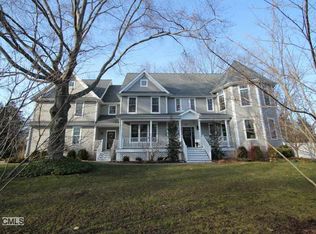 611 Winnepoge Dr, Fairfield, CT 06825