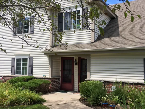 678 Pewaukee Rd, Pewaukee, WI 53072
