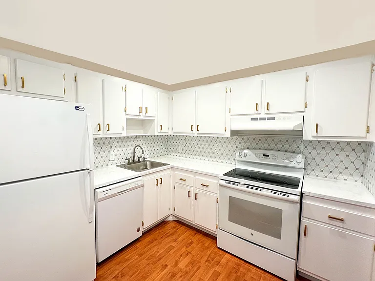 20500 W Country Club Dr #406 — Photo 2