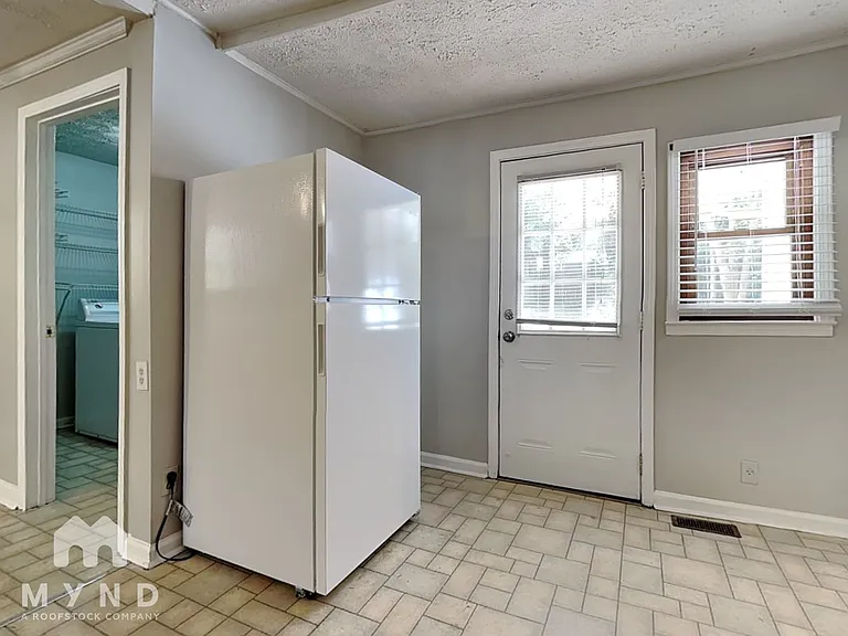 668 Scott Cir — Photo 9