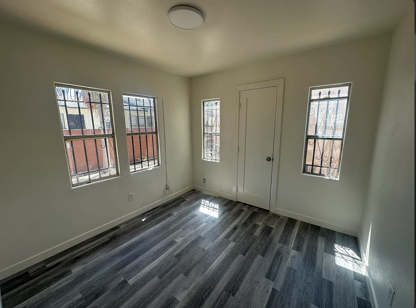 8114 Hoover — Photo 3