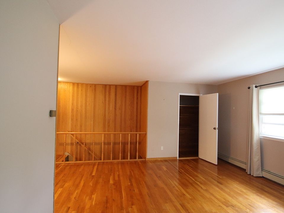 Large Living rm with Hardwood floors