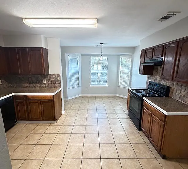 708 Champion Ct — Photo 10