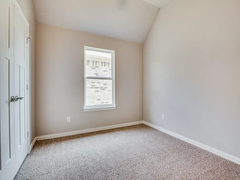 1004 Churchill Dr — Photo 16
