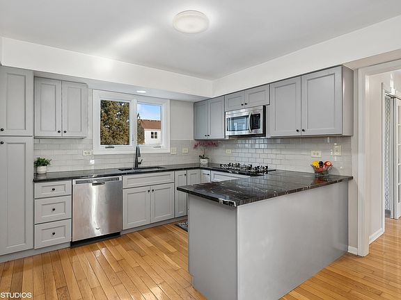 3rd image of 1316 Regent Dr