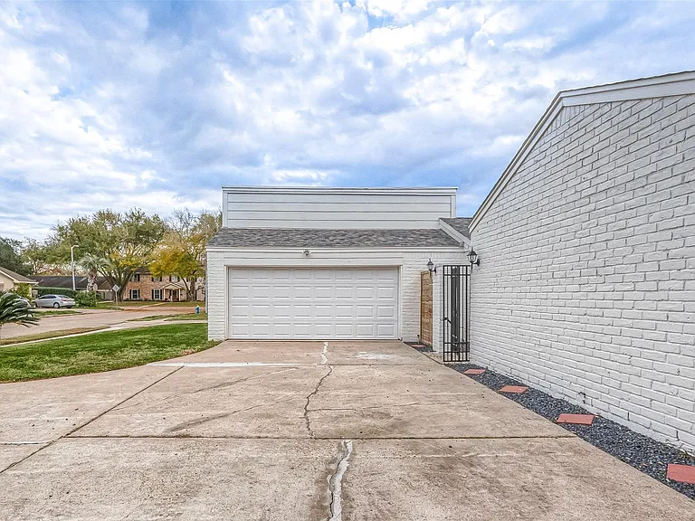 6107 Sanford Rd — Photo 47