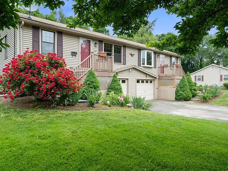 46 Harrison Pl — Photo 2