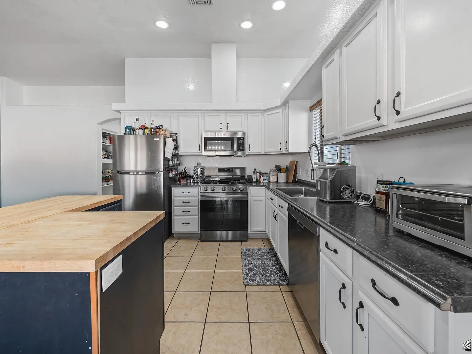 3 bed, 2.0 bath, 1394 sqft, $1,800 — Photo 4