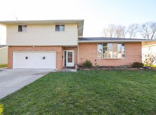5832 Park Ridge Dr, North Olmsted, OH