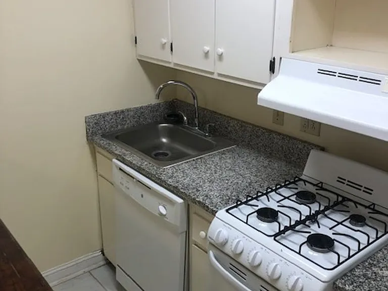 328 N Madison St — Photo 8